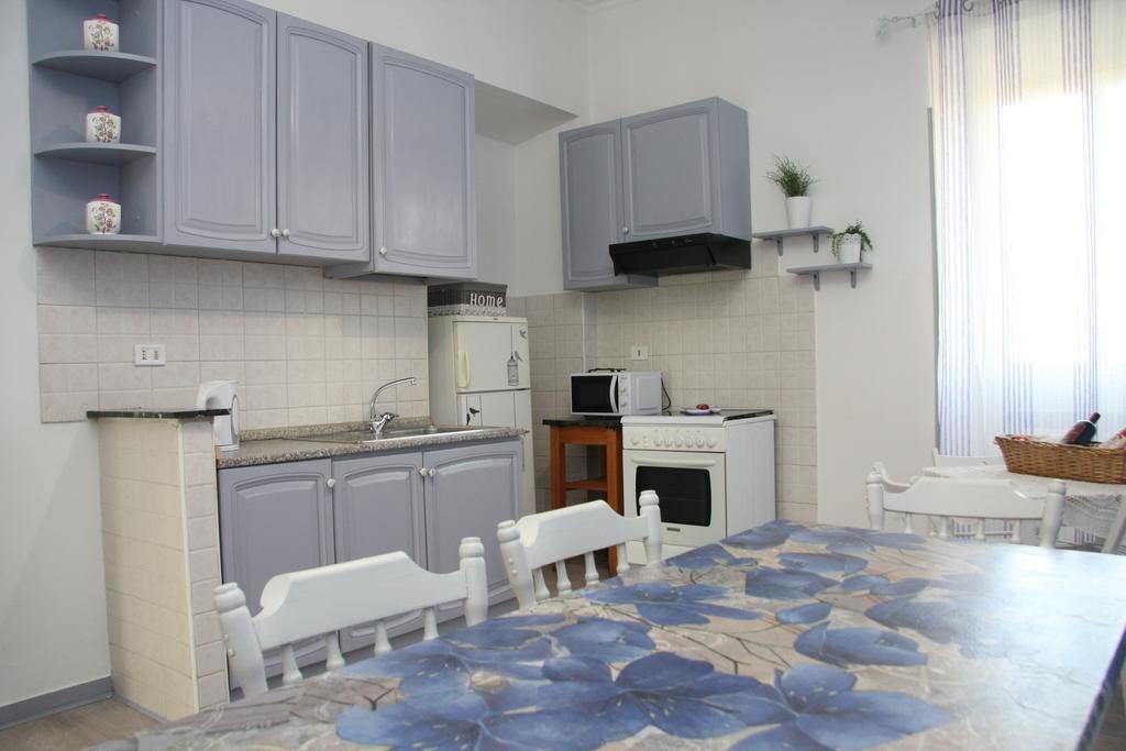 Large Apartment In San Paolo Рим Номер фото